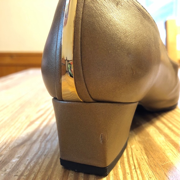 Stuart Weitzman Gold leather block heel pumps. Size 6. - Picture 10 of 11